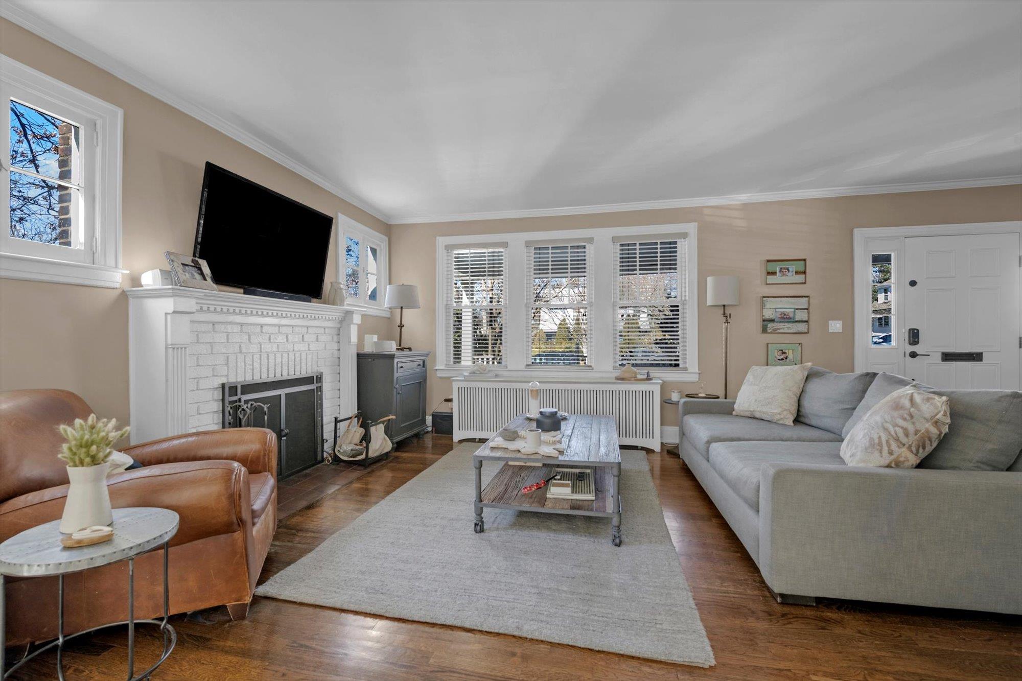 10 Murray Avenue, Port Washington, New York image 3