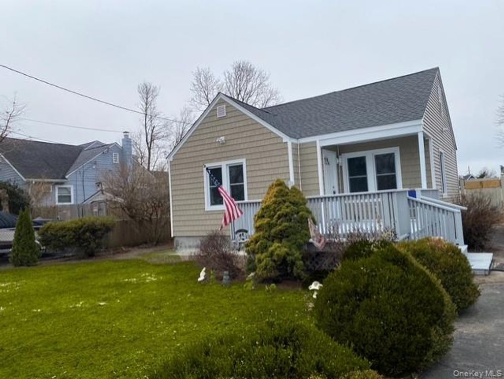 Photo of 8 Grant Avenue, Brentwood, NY 11717 (MLS # 971464)