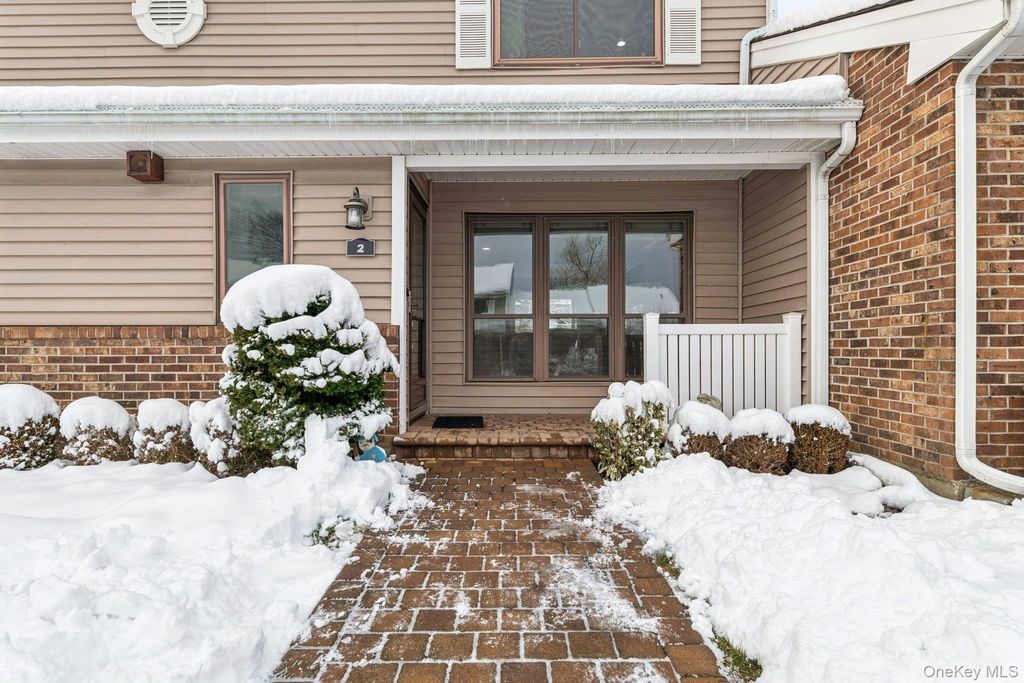 Photo of 2 W Pond Court, Smithtown, NY 11787 (MLS # 944196)