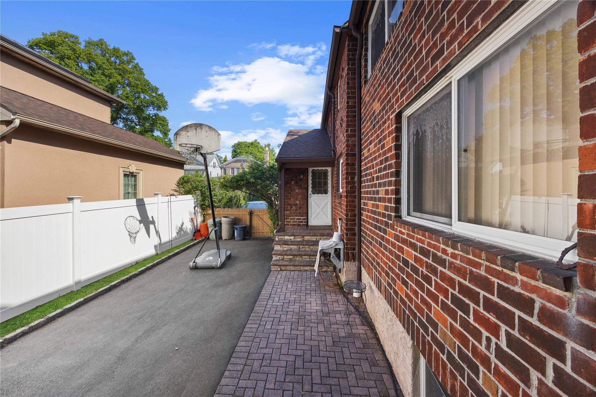 18 Willow Street, Roslyn Heights, New York image 8