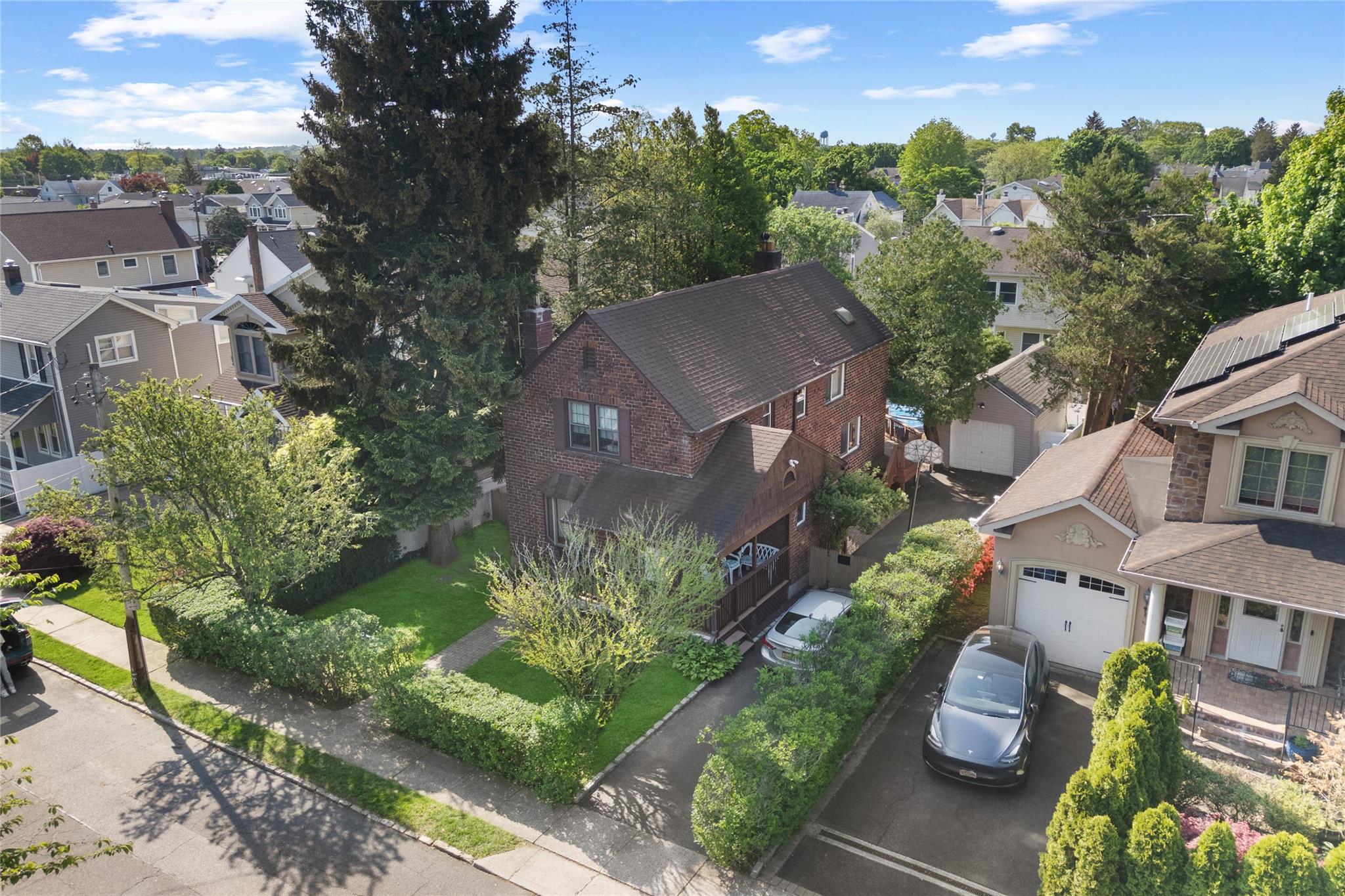 18 Willow Street, Roslyn Heights, New York image 1