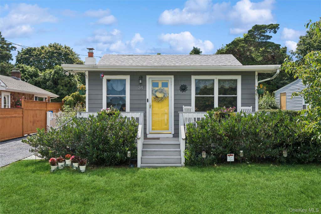 Photo of 34 W End Avenue, East Quogue, NY 11942 (MLS # 1042264)