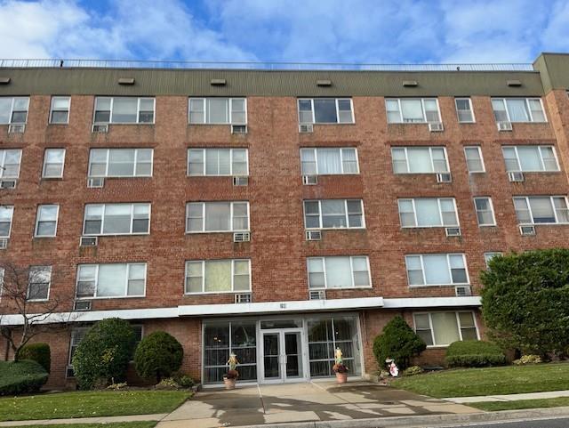 280 Guy Lombardo Avenue #5G, Freeport, New York image 1