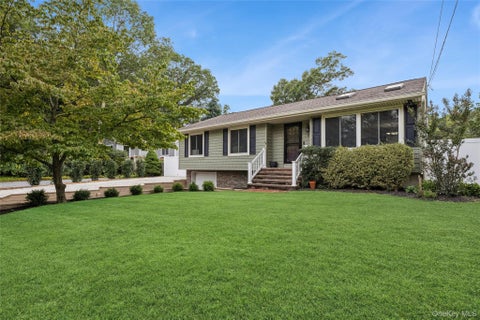 Homes For Sale - 6 Rosewood Road<br/> Rocky Point, NY 11778