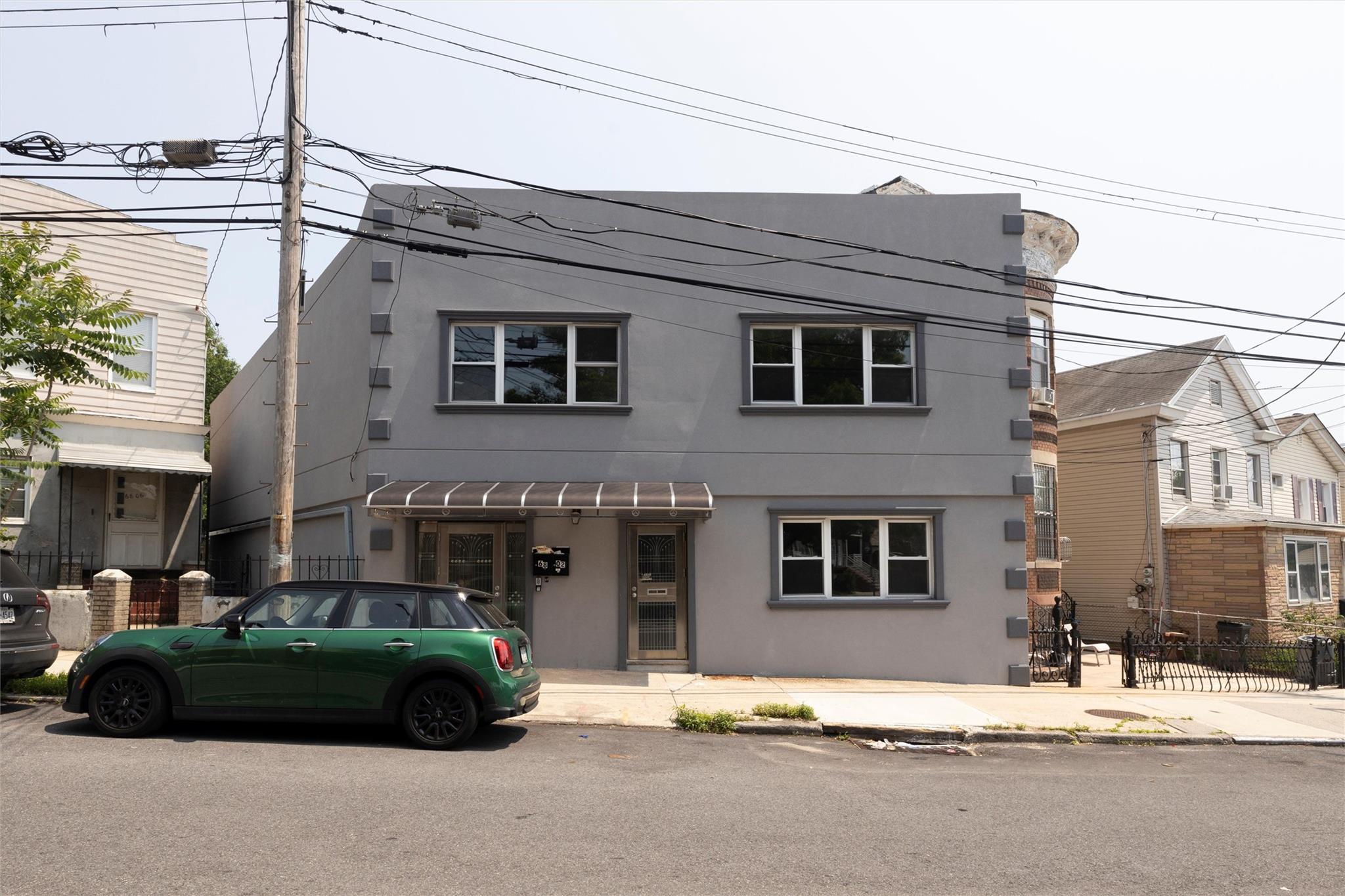 Jay Avenue, Maspeth, Queens, NY - 5 Bedrooms  
5 Bathrooms  
9 Rooms - 