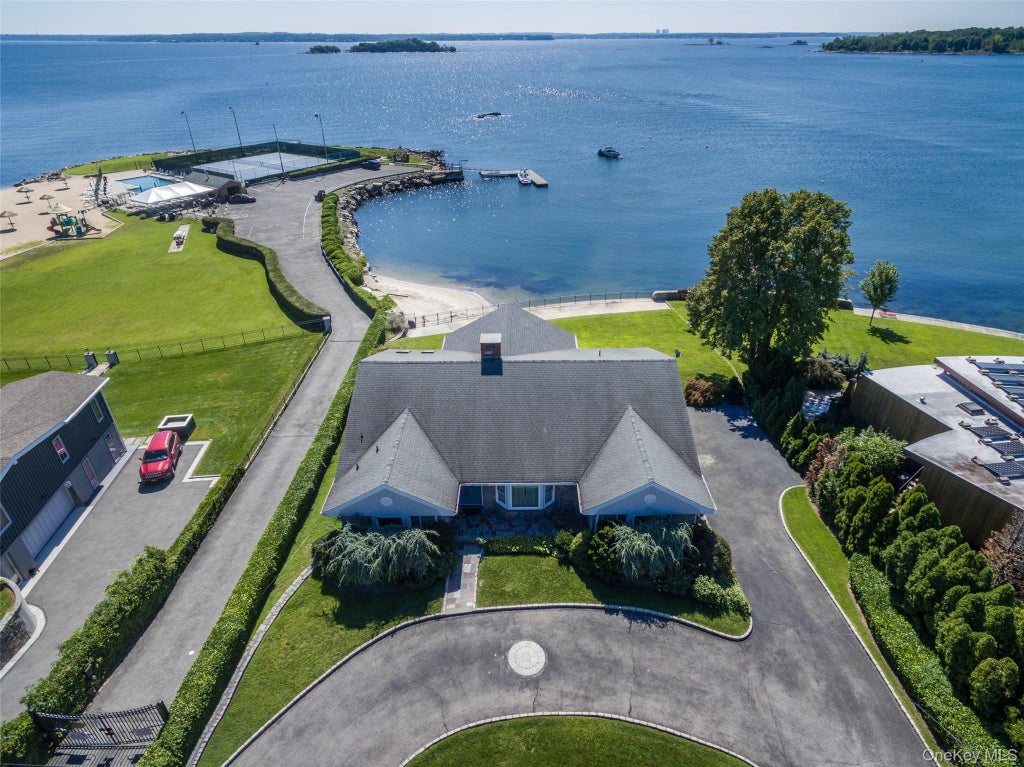 Photo of 73 Kensington Oval, New Rochelle, NY 10805 (MLS # 1048871)