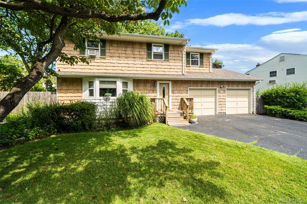 Photo of 10 Foothill Lane, Smithtown, NY 11787 (MLS # 1036711)