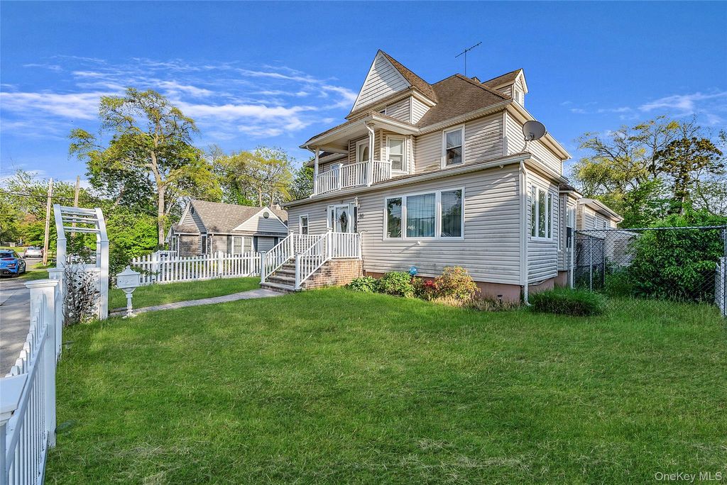 Photo of 80 George Street, Babylon, NY 11702 (MLS # 1004675)