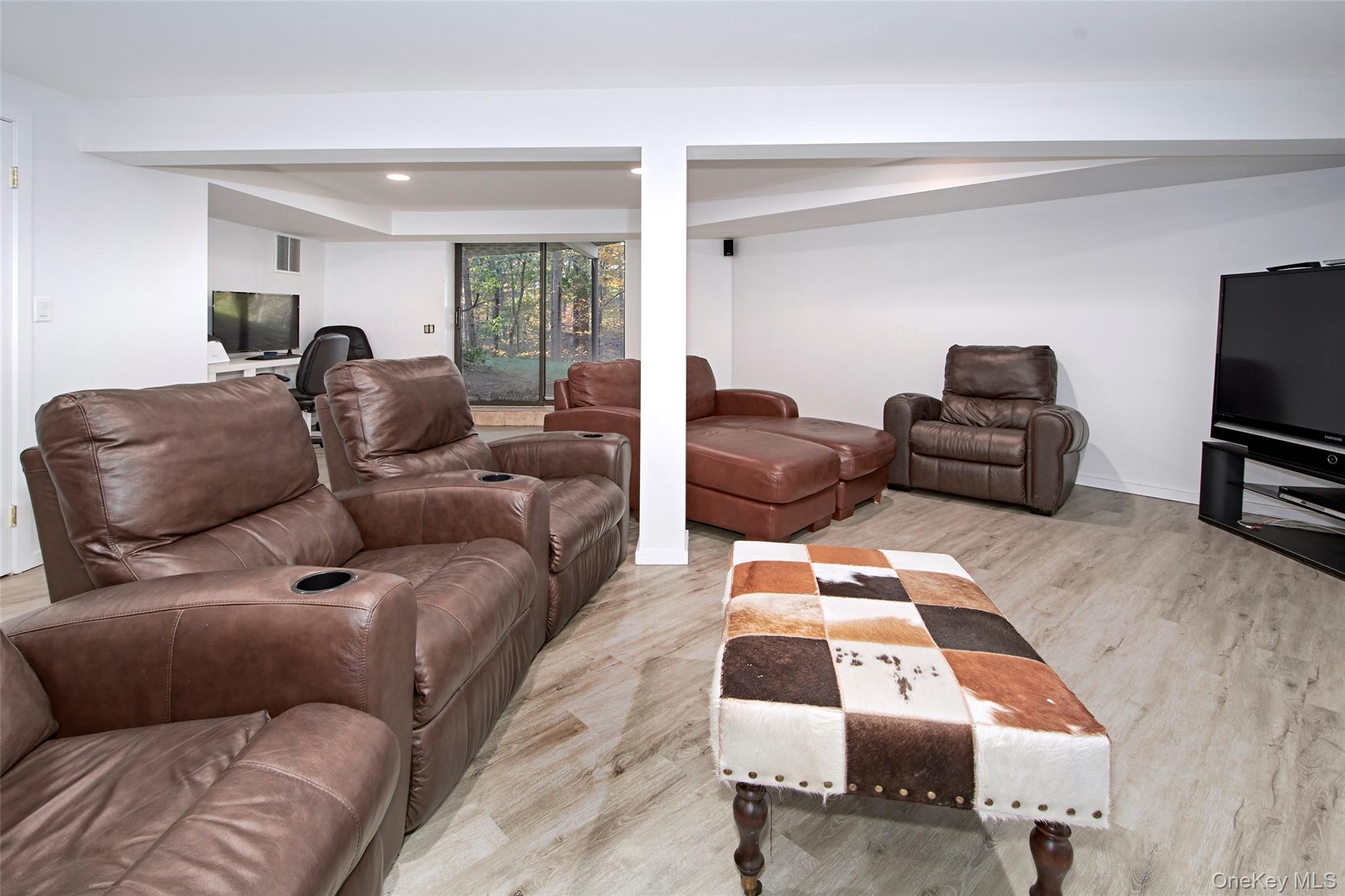 Chappaqua, New York 10514, United States, 5 Bedrooms Bedrooms, ,5 BathroomsBathrooms,Residential,Active,231804