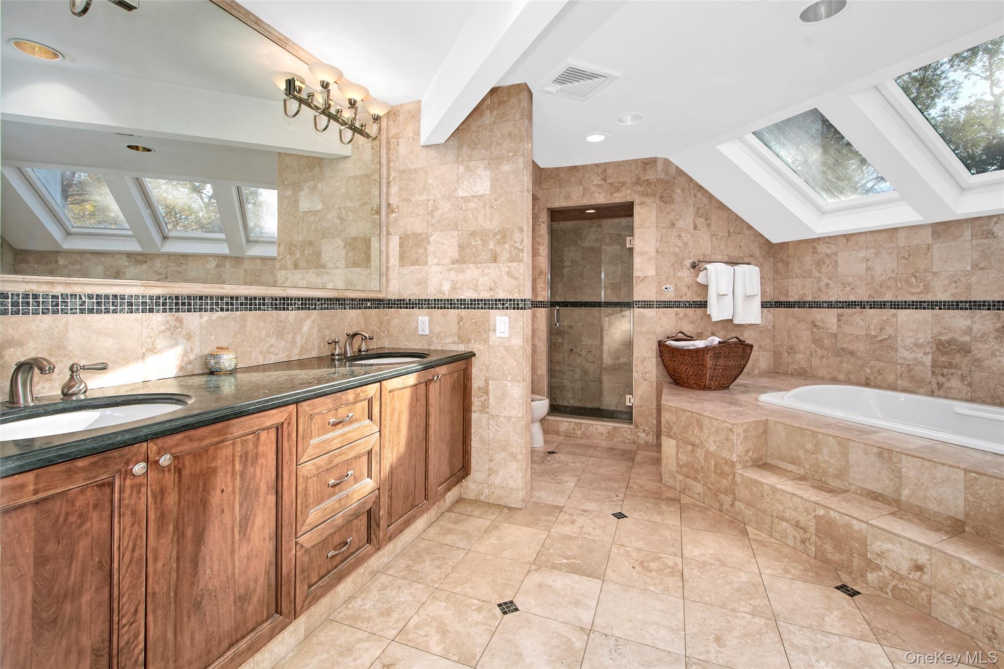 Chappaqua, New York 10514, United States, 5 Bedrooms Bedrooms, ,5 BathroomsBathrooms,Residential,Active,231804