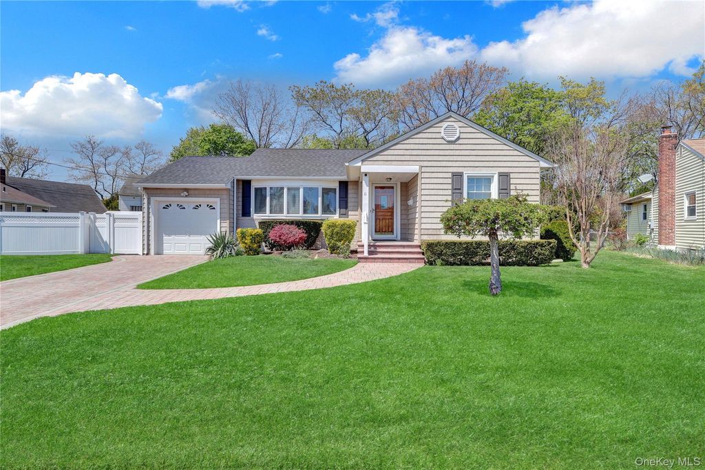 Photo of 6 Sheep Pasture Lane, Massapequa, NY 11758 (MLS # 990742)
