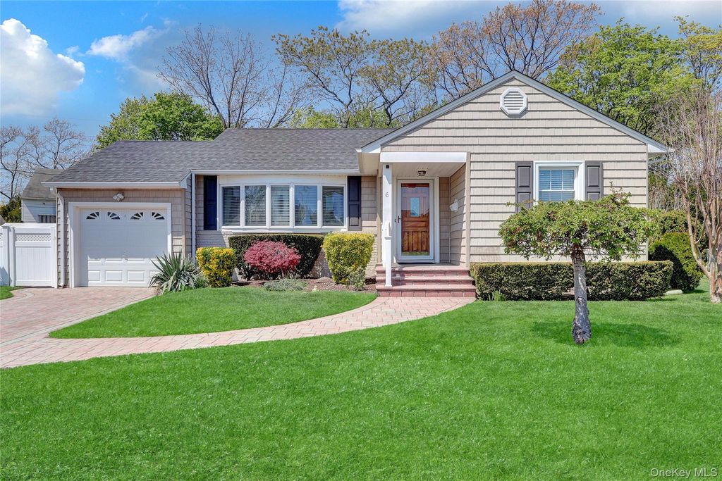 Photo of 6 Sheep Pasture Lane, Massapequa, NY 11758 (MLS # 990742)