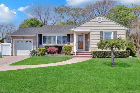Homes For Sale - 6 Sheep Pasture Lane<br/> Massapequa, NY 11758