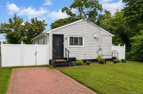 35 S 20TH ST, WYANDANCH, NY 11798 - Image 2f03aded2f3428b6c362c25e8e2b2a3d/2852225882