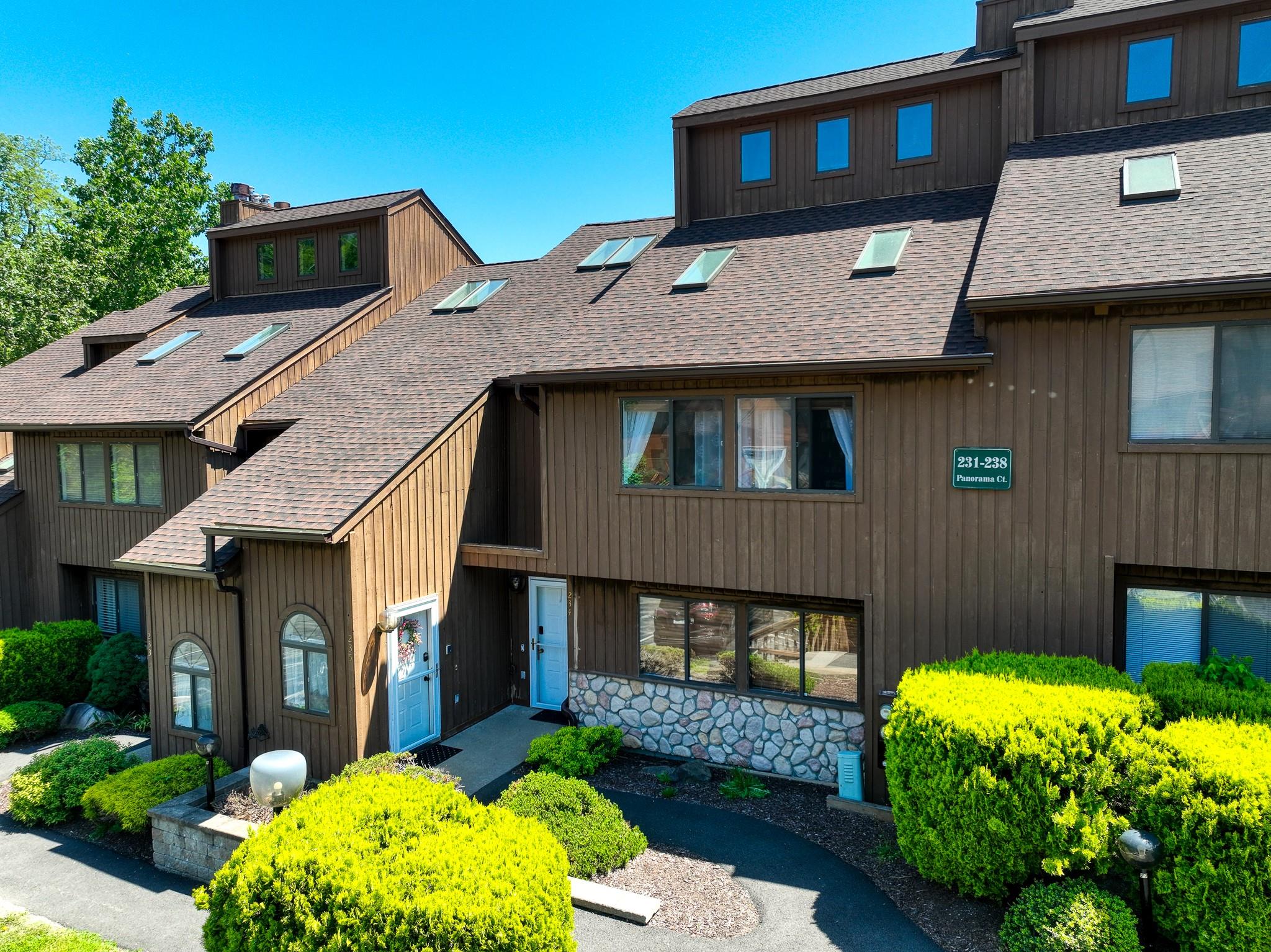 Panorama Court, Poughkeepsie, New York - 2 Bedrooms  
2 Bathrooms  
4 Rooms - 