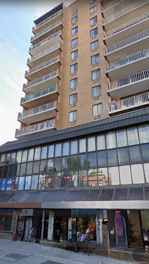 Photo of 13336 41st Road #2G, Flushing, NY 11355 (MLS # 985357)