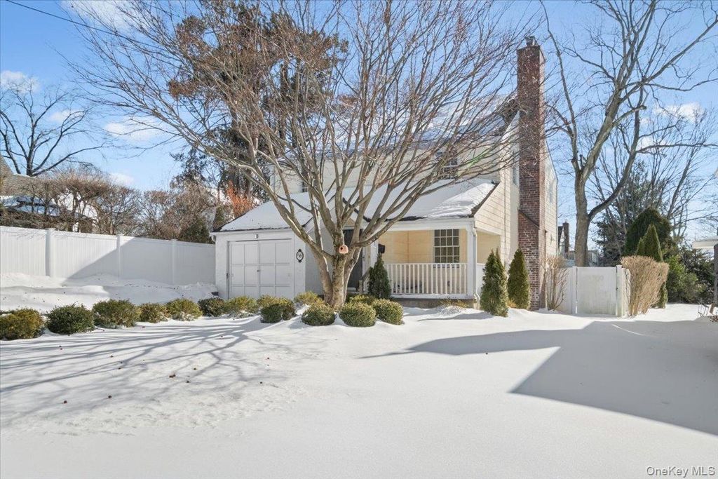 Photo of 66 Middle Road, Eastchester, NY 10709 (MLS # 955627)