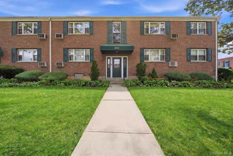 Homes For Sale - 985 Fenwood Drive #3<br/> Nassau County, Valley Stream, NY 11580