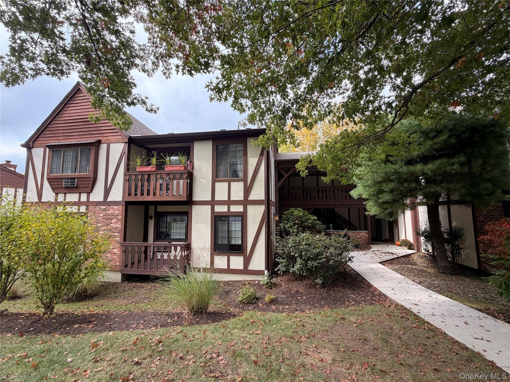 Photo of 10 Foxwood Circle, Mount Kisco, NY 10549 (MLS # 1057797)