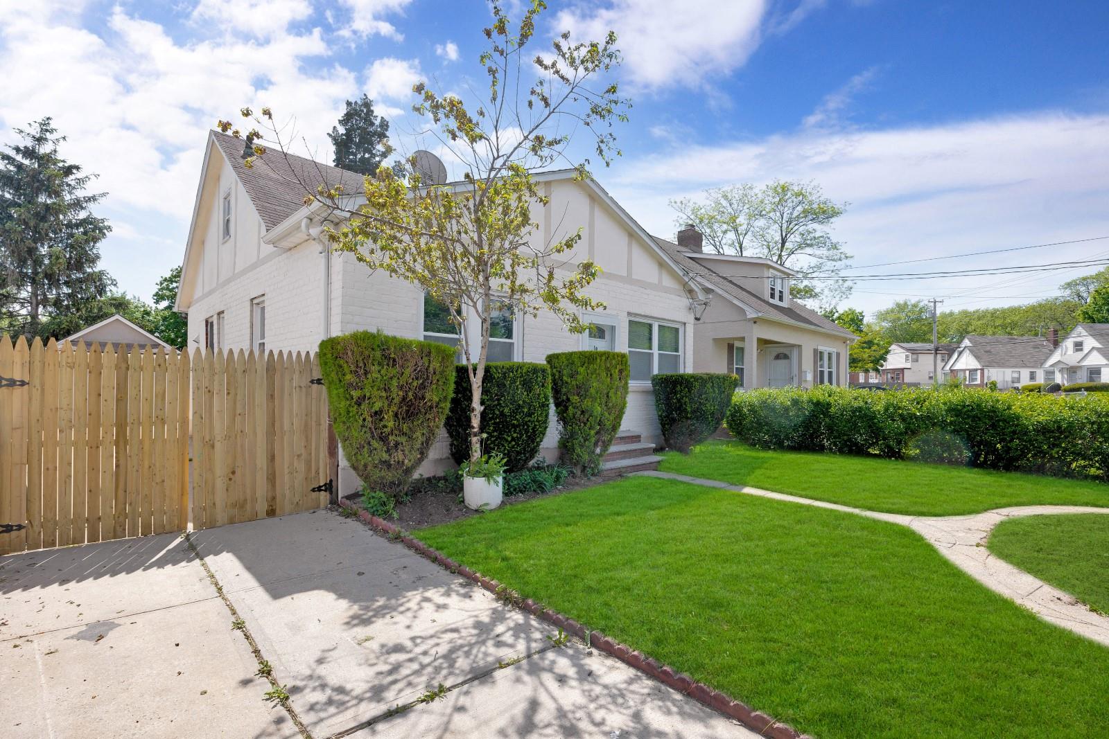 10 Wellington Place, Hempstead, New York image 2