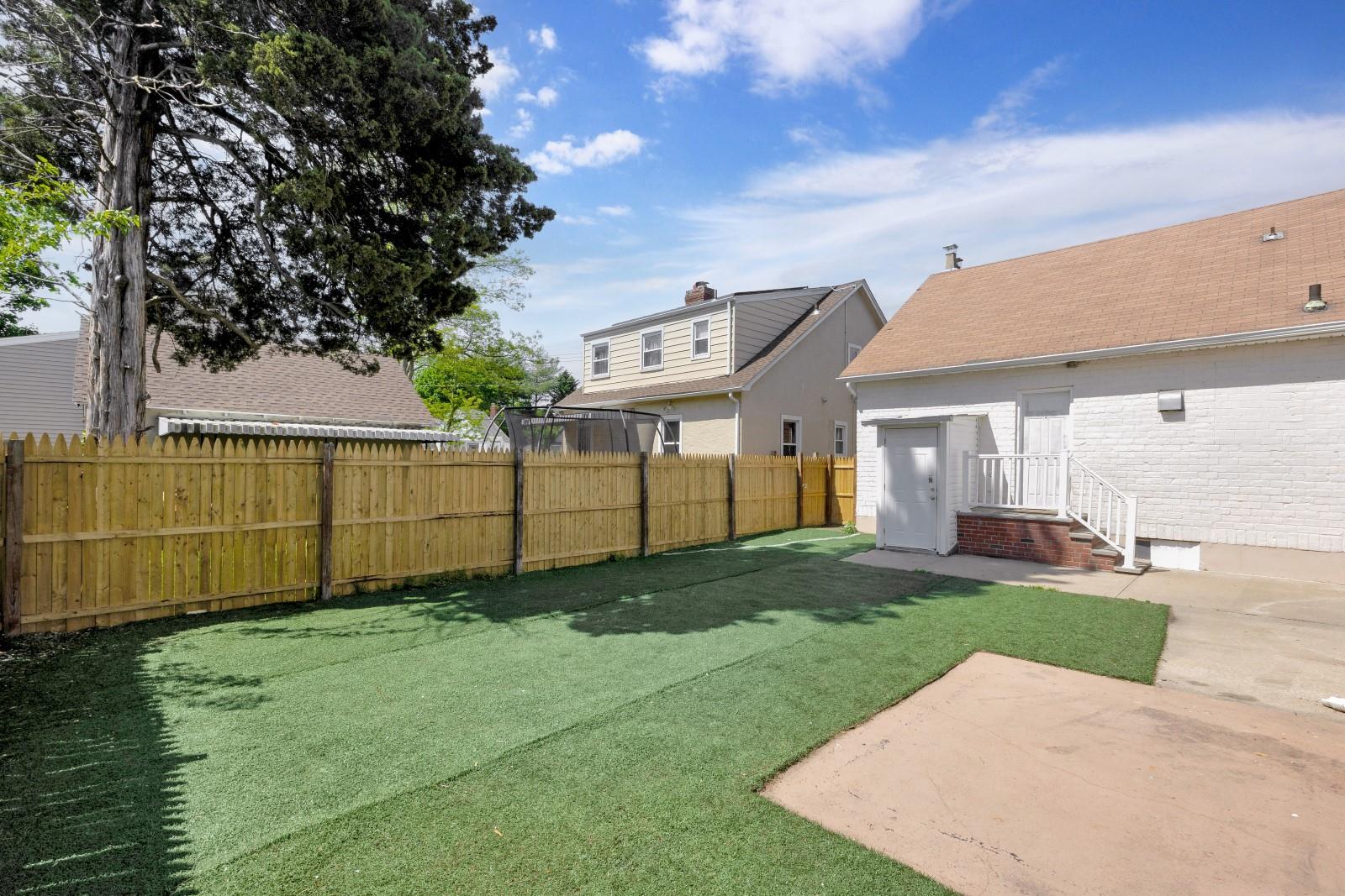 10 Wellington Place, Hempstead, New York image 22