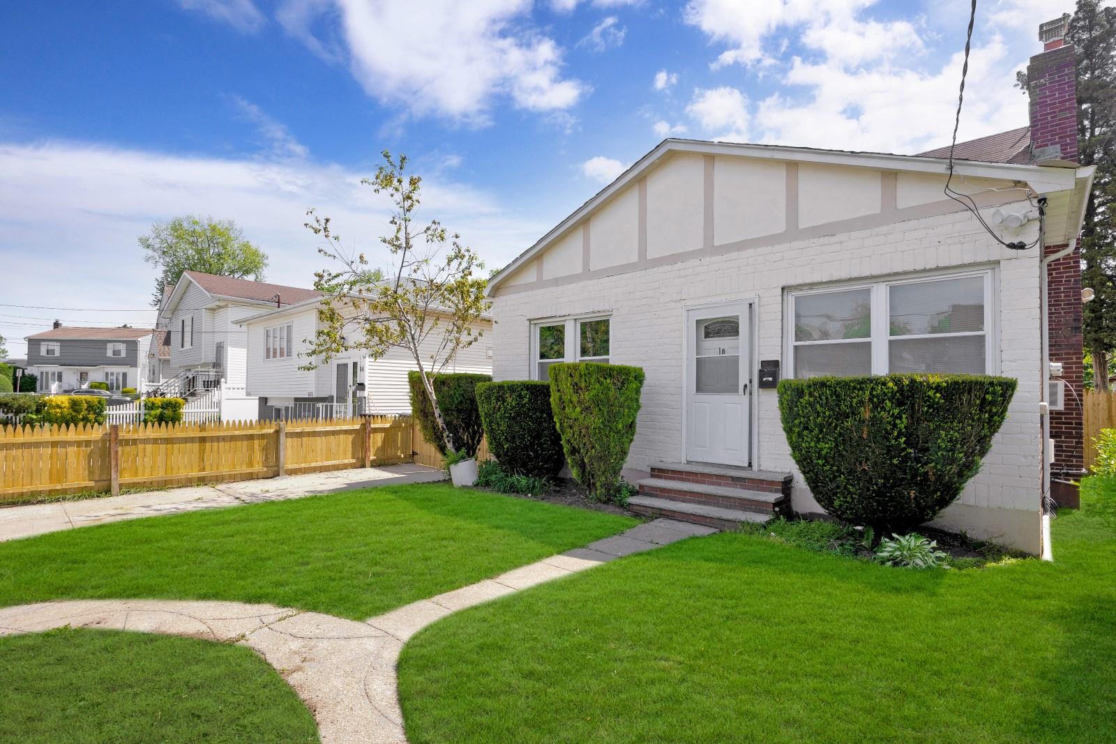 10 Wellington Place, Hempstead, New York image 3