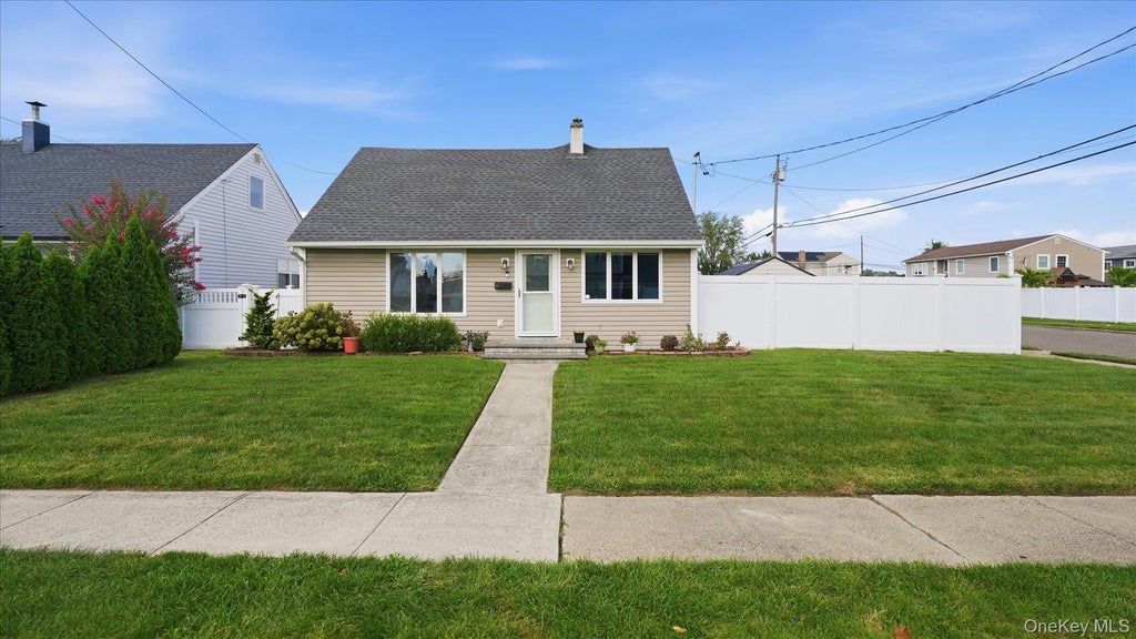 Photo of 47 Berkeley Place, Massapequa, NY 11758 (MLS # 1047045)