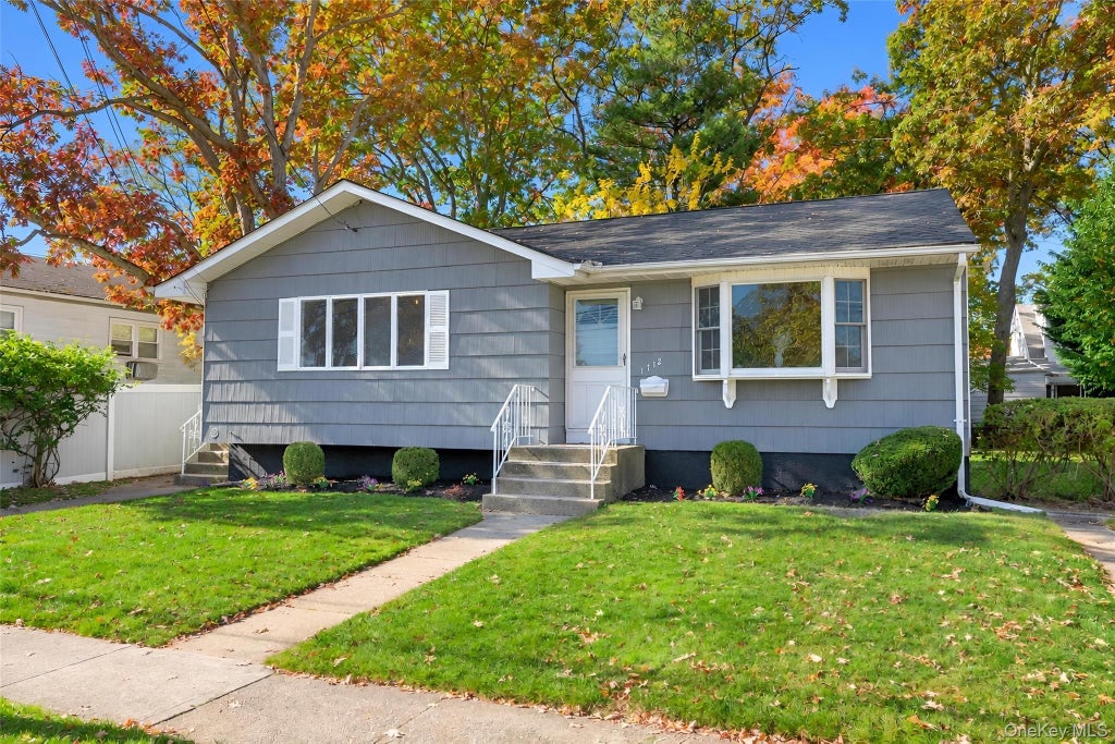 Photo of 1712 Trinity Street, West Babylon, NY 11704 (MLS # 1068394)