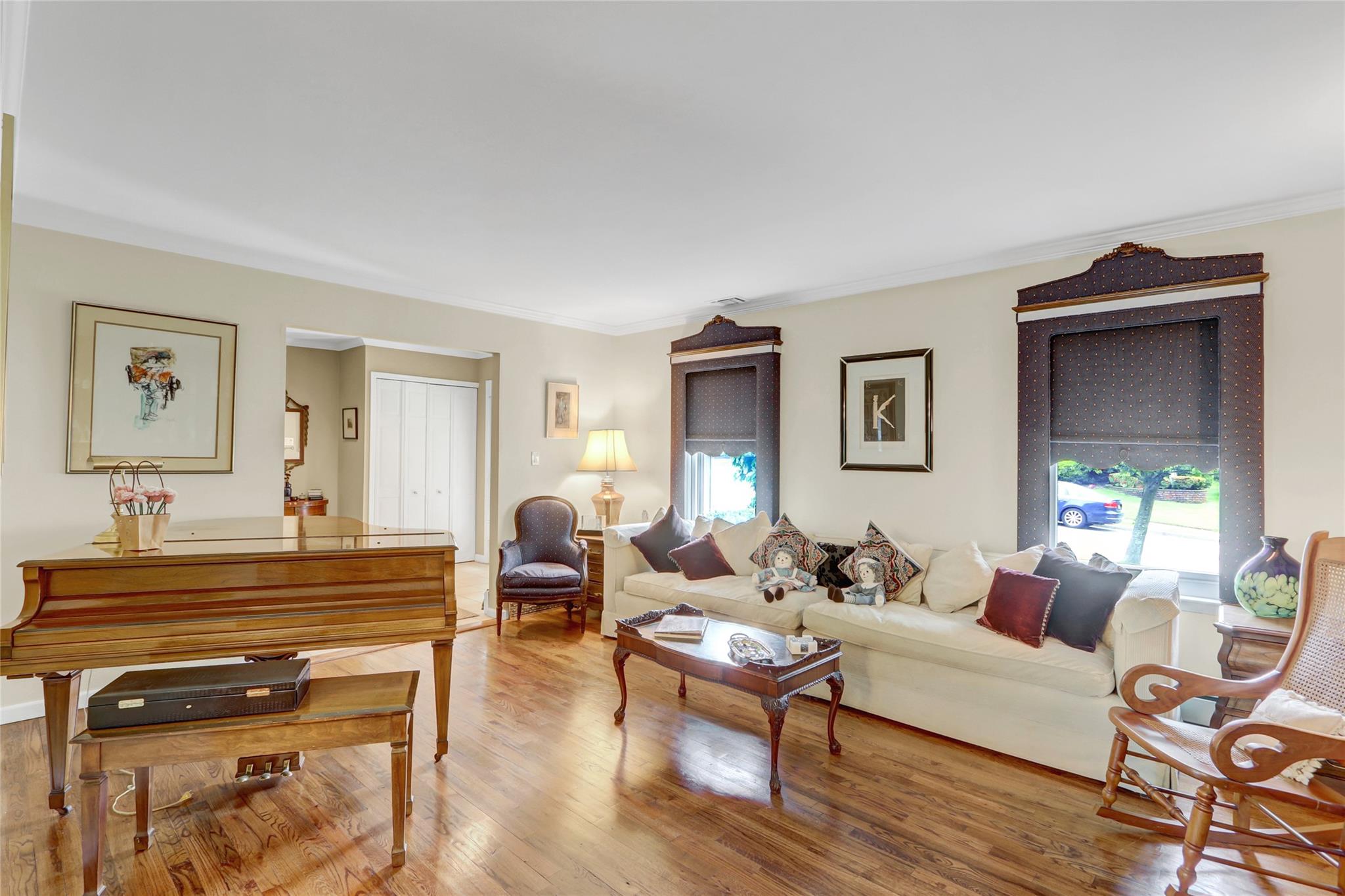 77 Barry Lane, Syosset, New York image 5
