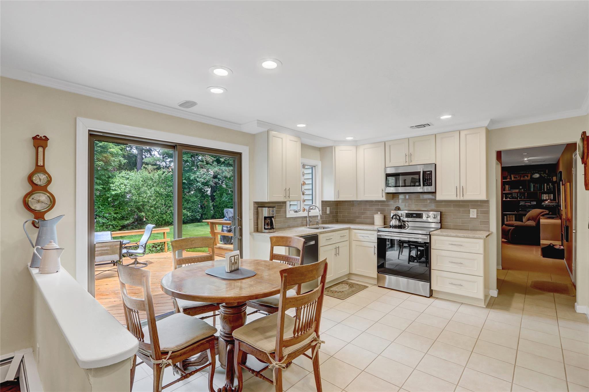 77 Barry Lane, Syosset, New York image 8