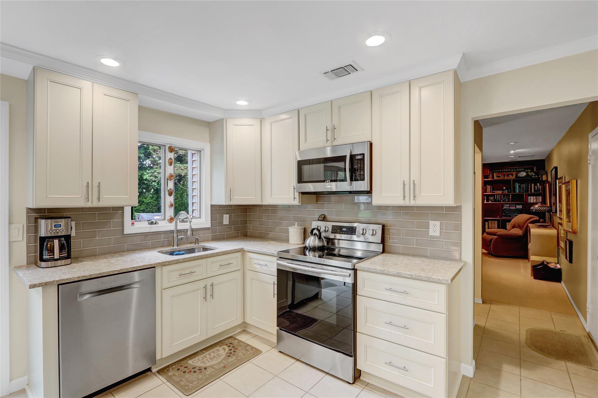 77 Barry Lane, Syosset, New York image 9