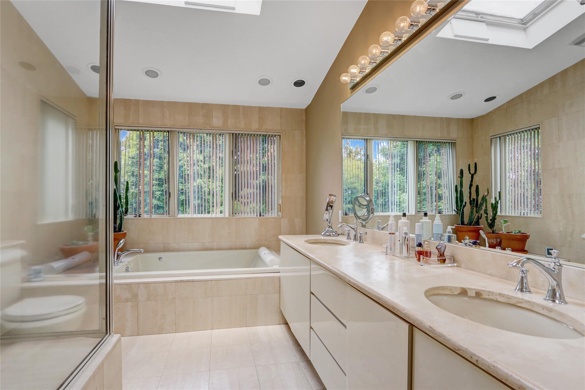 77 Barry Lane, Syosset, New York image 22