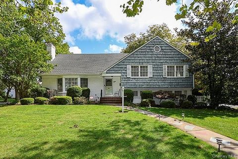 Photo of 4 Barnes Lane, Garden City, NY 11530 (MLS # 908466)