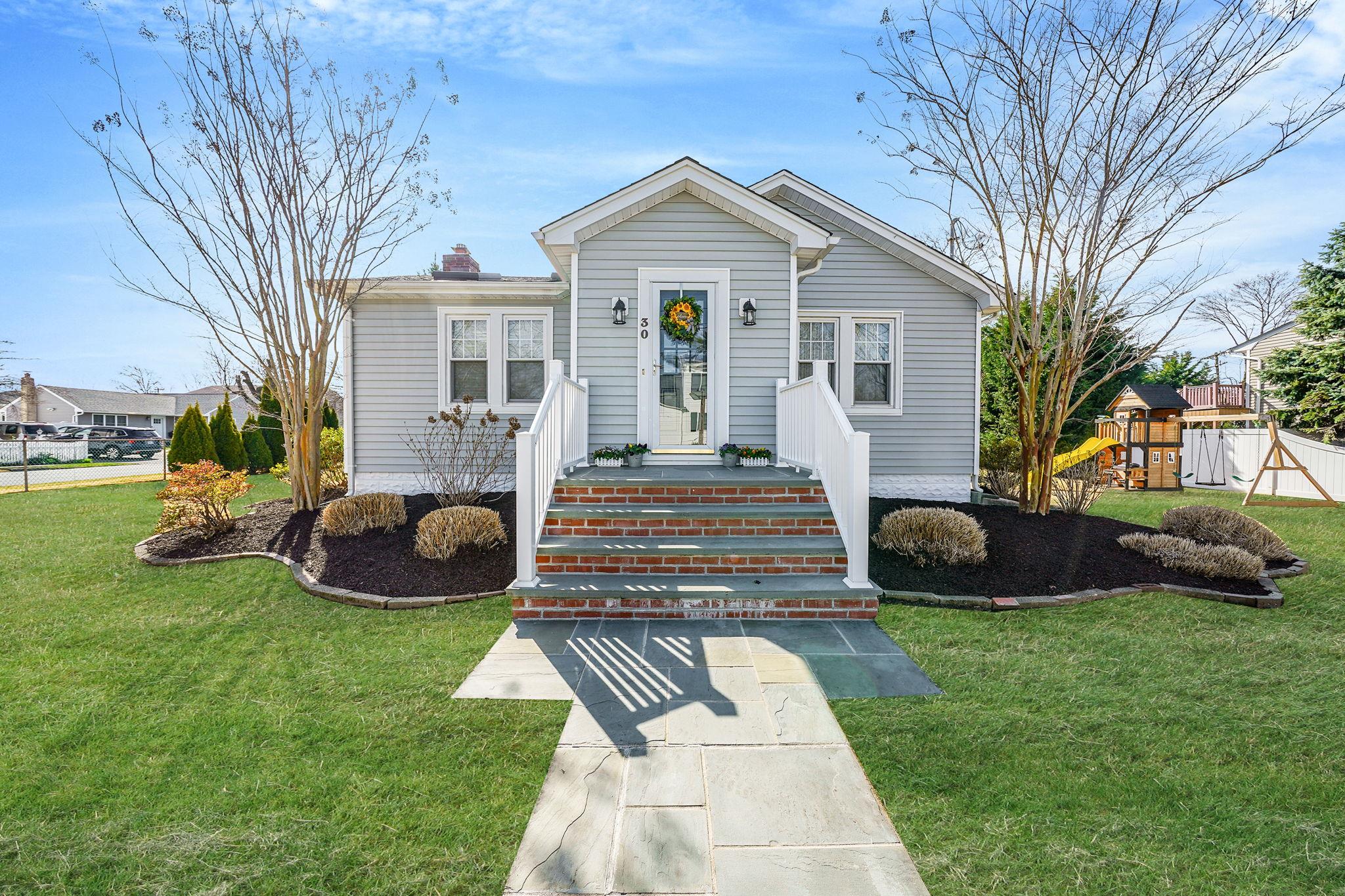 30 Hope Street, West Babylon, New York image 1