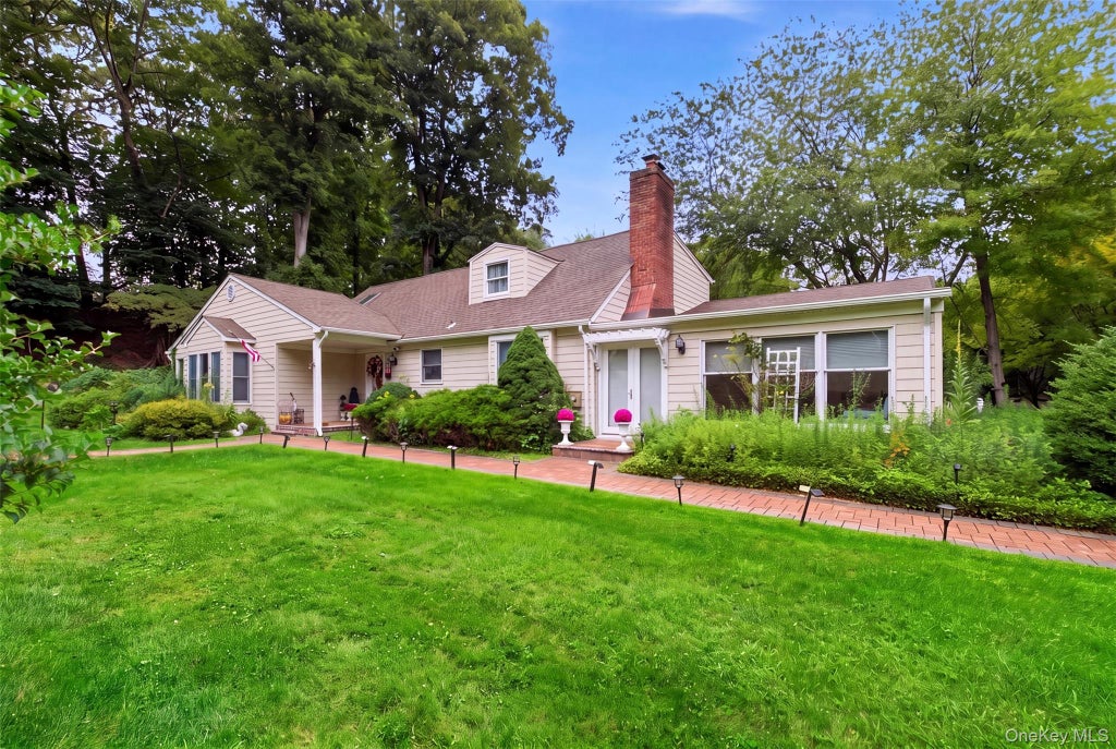 Photo of 19 Eckernkamp Drive, Smithtown, NY 11787 (MLS # 1029417)