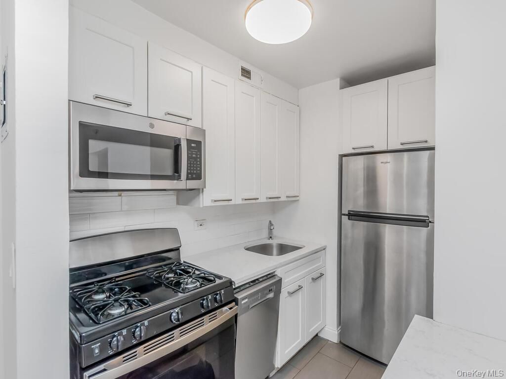 Photo of 2105 Wallace Avenue #3D, Bronx, NY 10462 (MLS # 974862)