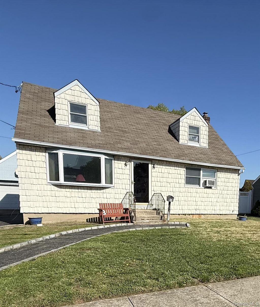 Photo of 3 Layton Avenue, Hicksville, NY 11801 (MLS # 989629)