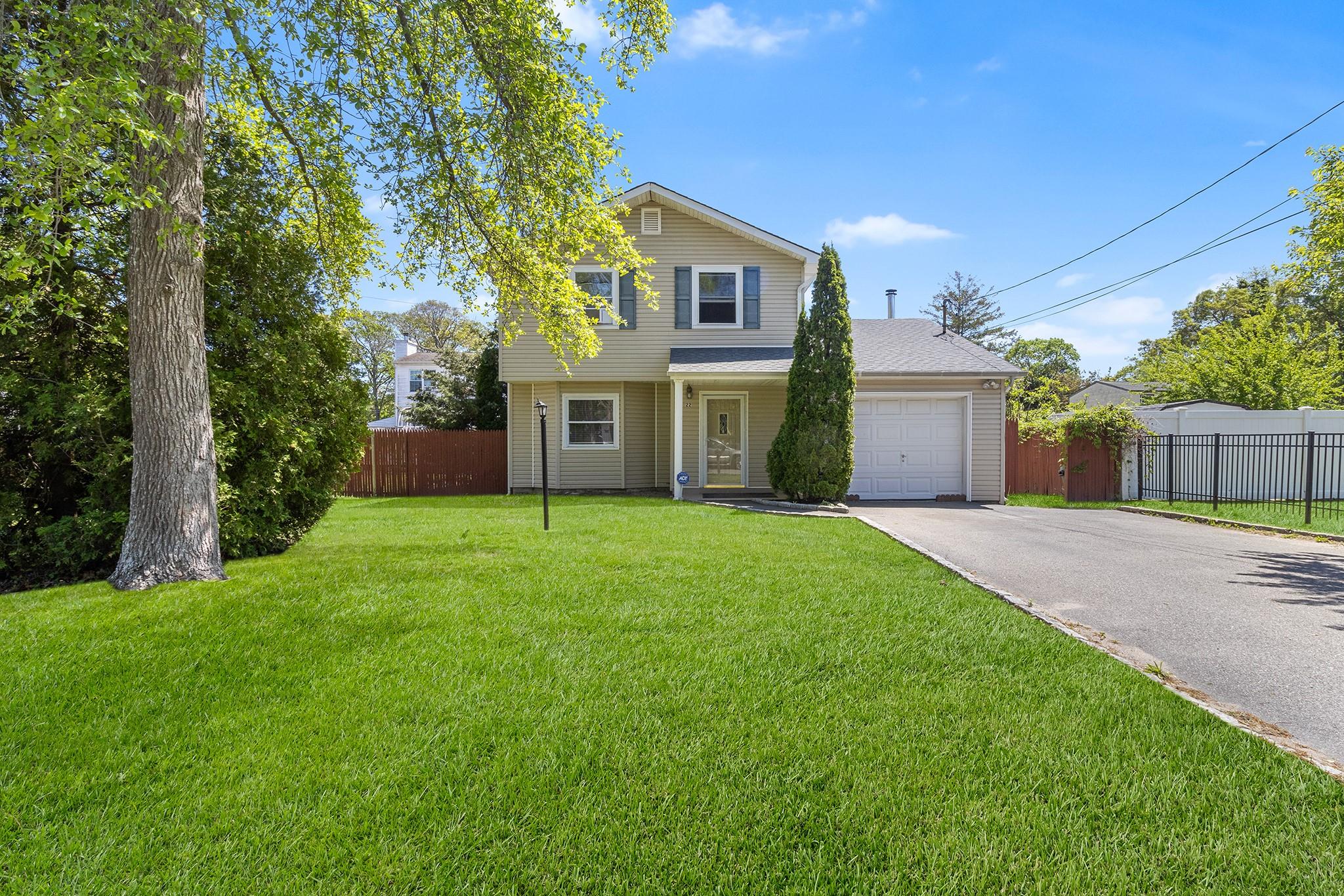 22 Harrison Drive, Shirley, New York image 1