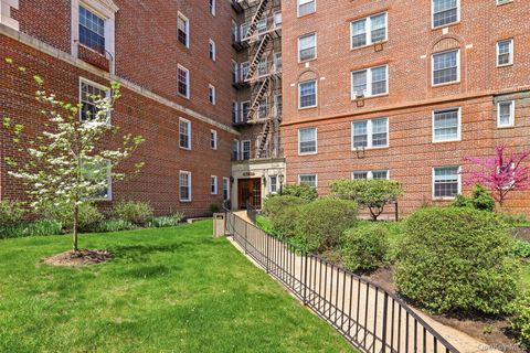 Photo of 300 S Broadway #3D, Tarrytown, NY 10591 (MLS # 987471)