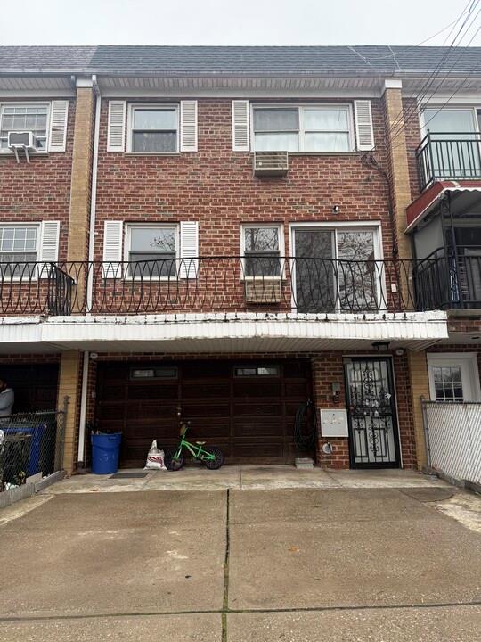 Rental Property at Alderton St St 2, Rego Park, Queens, NY - Bedrooms: 3 
Bathrooms: 2  - $3,200 MO.