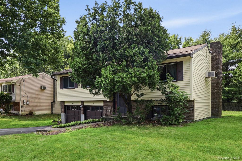 Photo of 55 Sutton Park Road, Poughkeepsie, NY 12603 (MLS # 1026653)