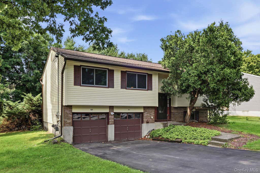 Photo of 55 Sutton Park Road, Poughkeepsie, NY 12603 (MLS # 1026653)