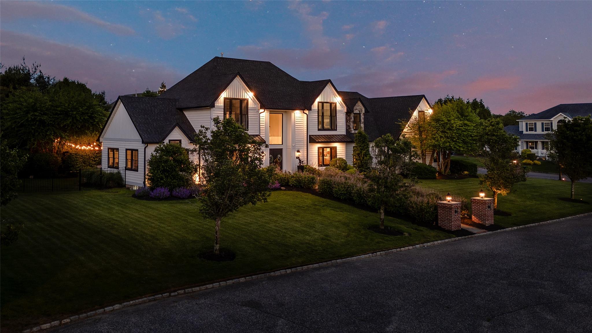 Sycamore Drive, East Moriches, Hamptons, NY - 6 Bedrooms  
6 Bathrooms - 