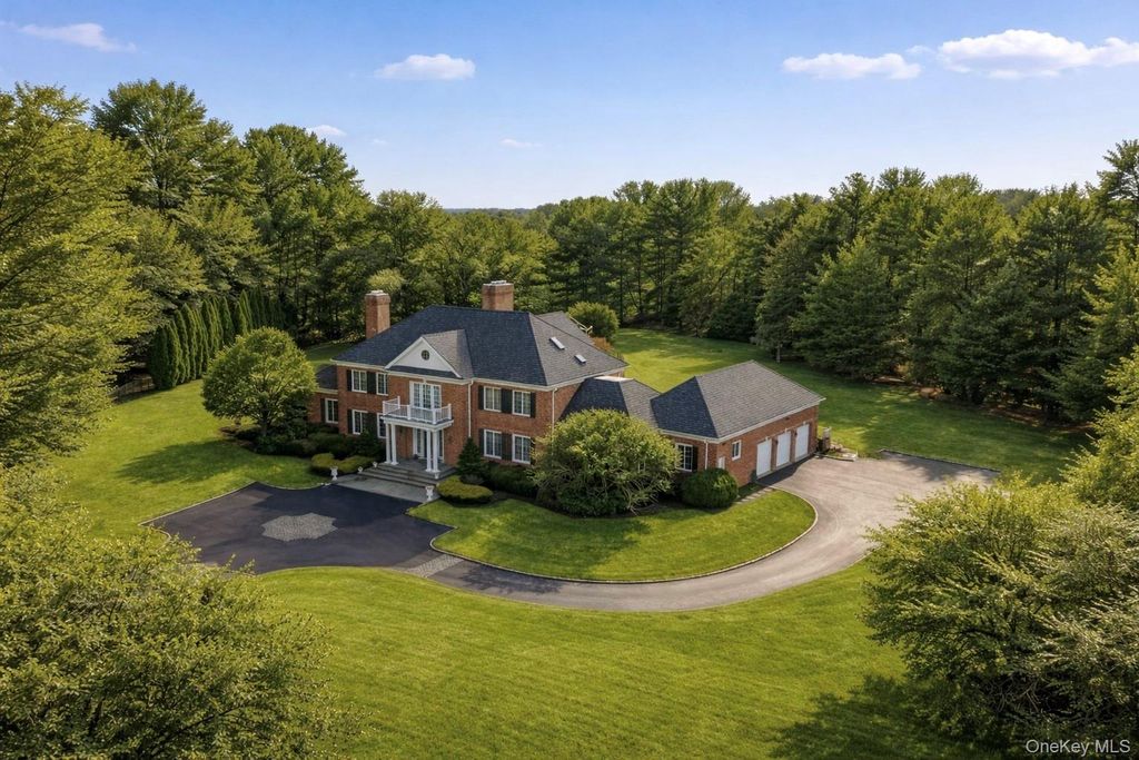 Photo of 10 Colonial Drive, Upper Brookville, NY 11545 (MLS # 977871)