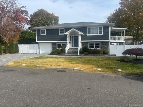 Photo of 135 N 27th Street, Wheatley Heights, NY 11798 (MLS # 933581)