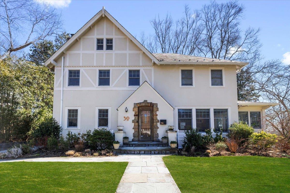 Walbrooke Road, Scarsdale, New York - 5 Bedrooms  
4 Bathrooms  
11 Rooms - 