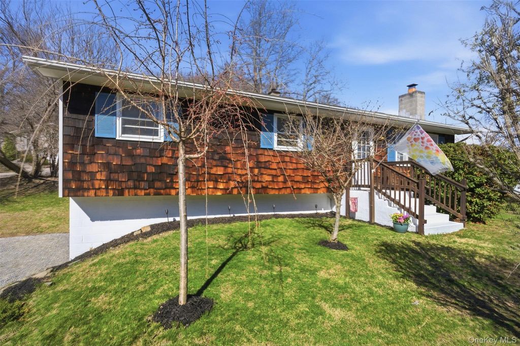 Photo of 7 Woodland Circle, Hyde Park, NY 12538 (MLS # 985807)