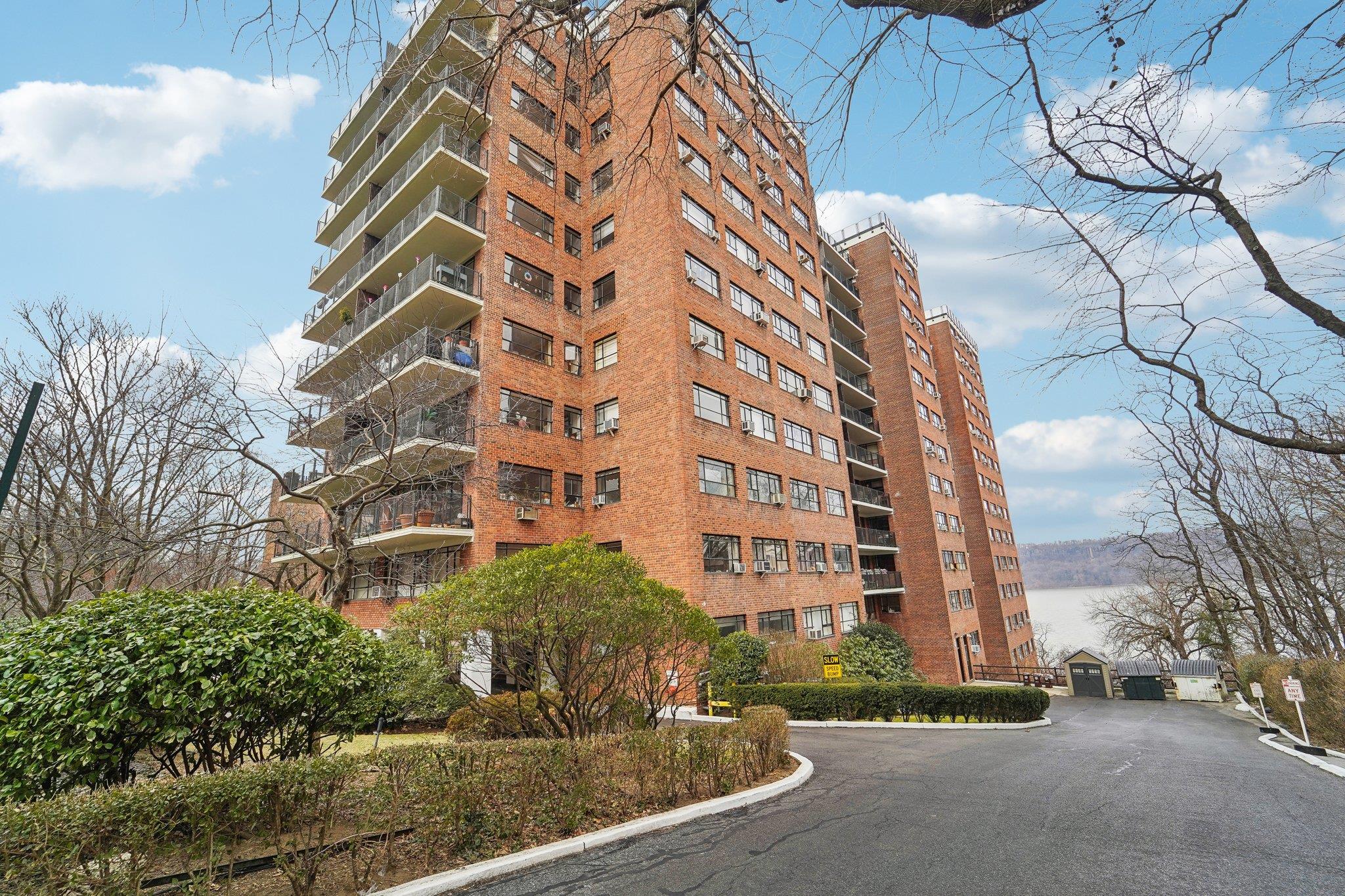 Property for Sale at Palisade Avenue 4H, Bronx, New York - Bedrooms: 4 
Bathrooms: 2 
Rooms: 7  - $899,000