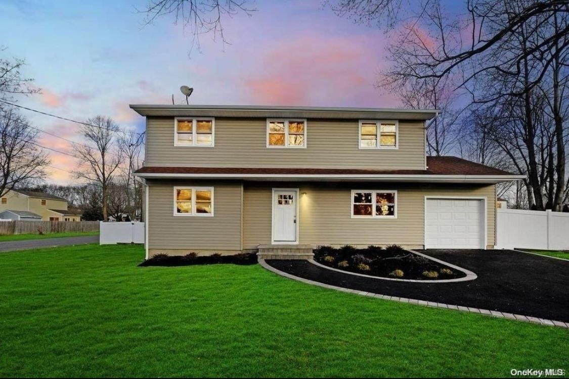 Oneida Avenue, South Setauket, Hamptons, NY - 4 Bedrooms  
2 Bathrooms - 