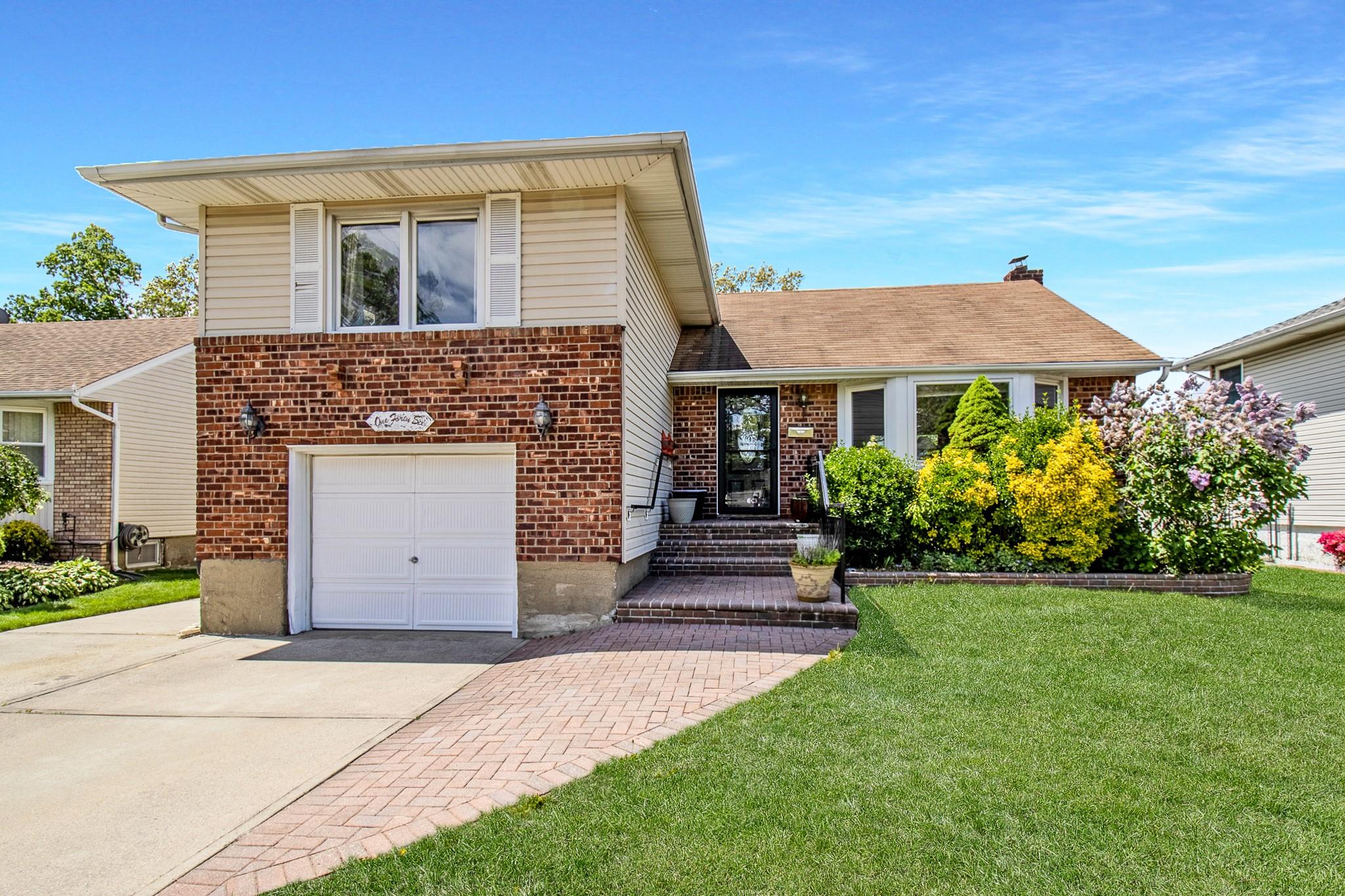 146 Newbridge Road, East Meadow, New York image 1